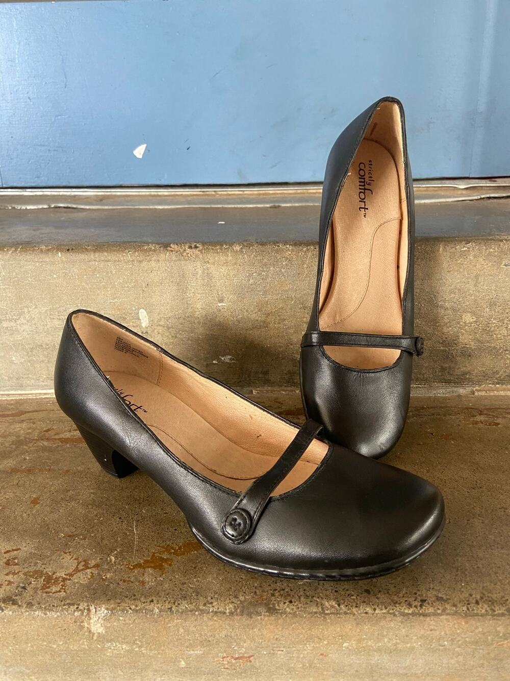 Strictly Comfort black leather round toe Mary Jane style pump